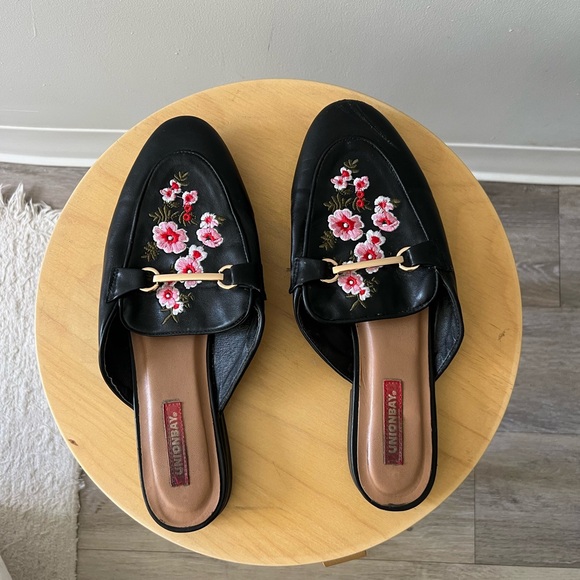 UNIONBAY - BLACK LEATHER BACKLESS FLAT/LOAFER WITH FLORAL PATTERN - Picture 2 of 4